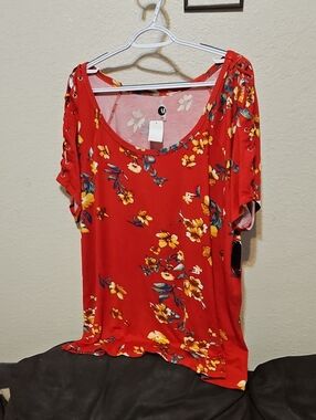 Red Floral Short Sleeve Scoop Neck Top with Lace-Up Shoulders